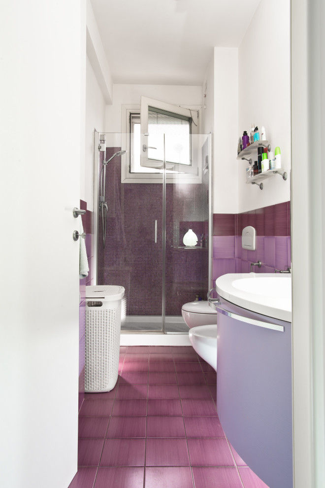 На фото: маленький туалет в современном стиле с плоскими фасадами, фиолетовыми фасадами, инсталляцией, разноцветной плиткой, керамической плиткой, белыми стенами, полом из керамической плитки, накладной раковиной, столешницей из искусственного камня, фиолетовым полом, белой столешницей и подвесной тумбой для на участке и в саду