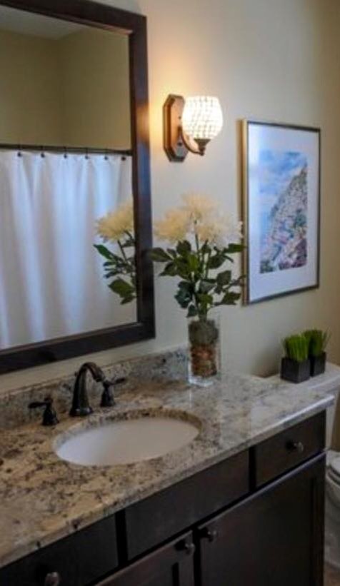 Example of a transitional bathroom design in Chicago