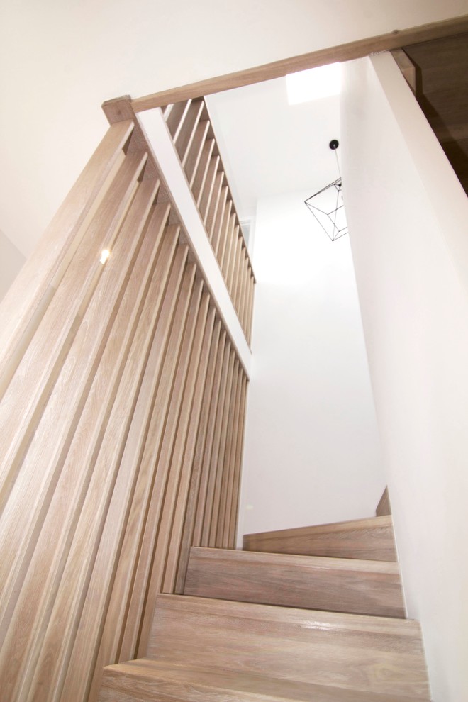 Foto de escalera en U contemporánea de tamaño medio con escalones de madera y contrahuellas de madera