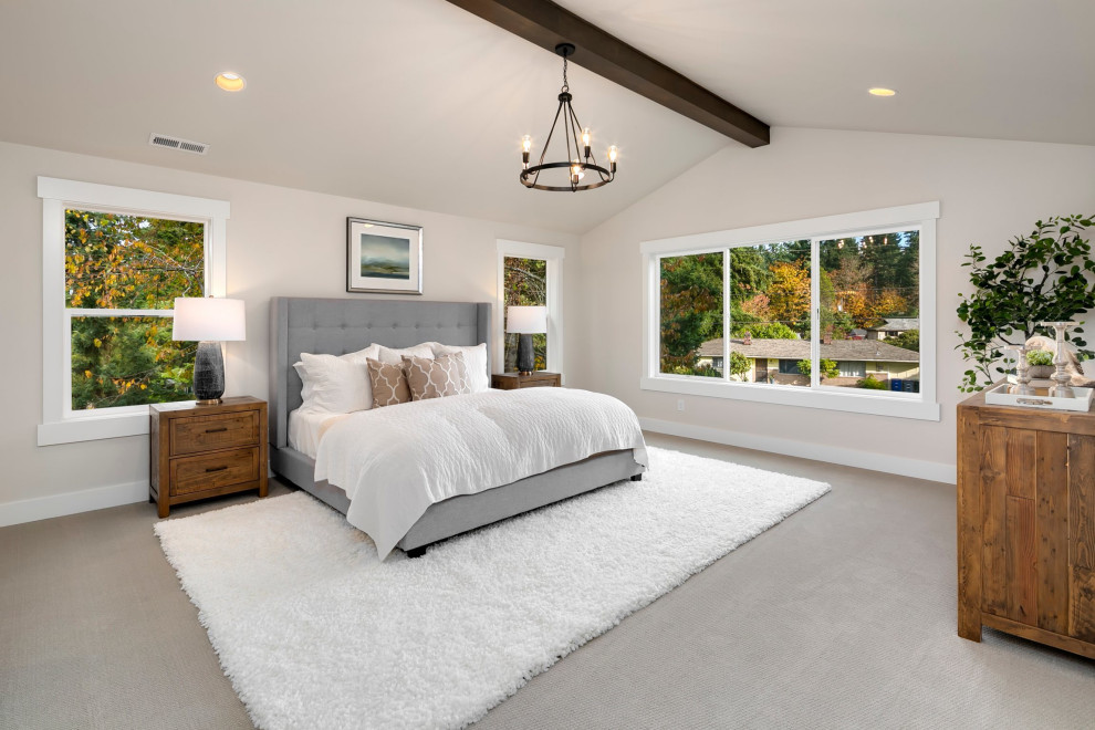 Großes Landhaus Hauptschlafzimmer mit beiger Wandfarbe, Teppichboden, grauem Boden und Holzdielendecke in Seattle