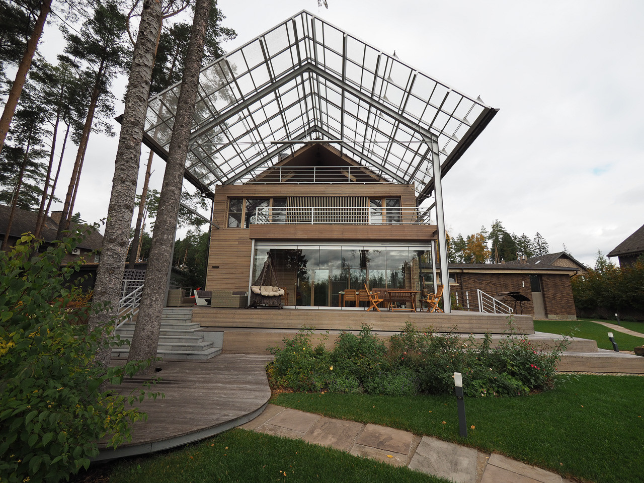 Задний фасад - прозрачный навес над ярусами балконов и открытых терас