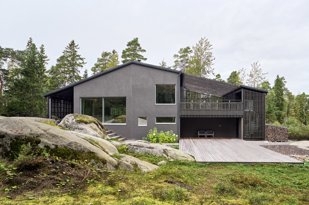 Inspiration for a mid-sized scandinavian split-level stucco grey exterior in Other with a gable roof.