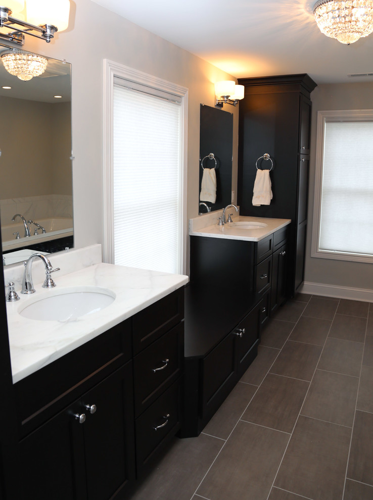 Inspiration for a transitional home design remodel in Cleveland