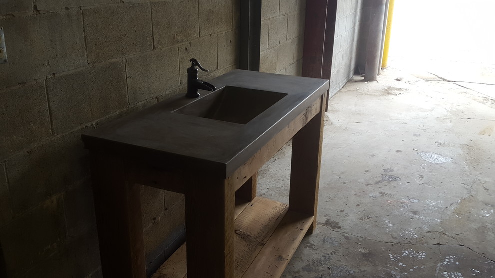 Bathroom - rustic bathroom idea