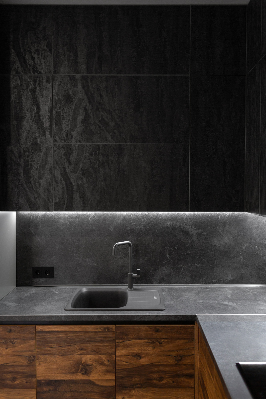 Кухня с темными фасадами в современном стиле