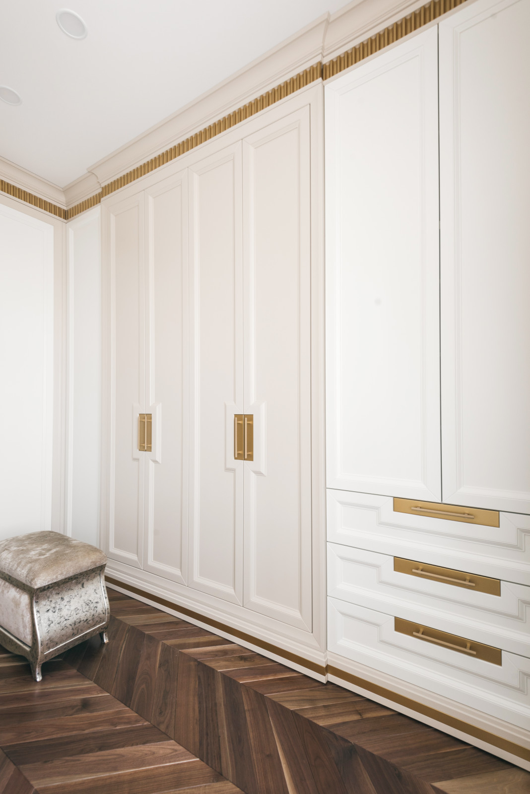 Гардеробная комната с элементами Латуни