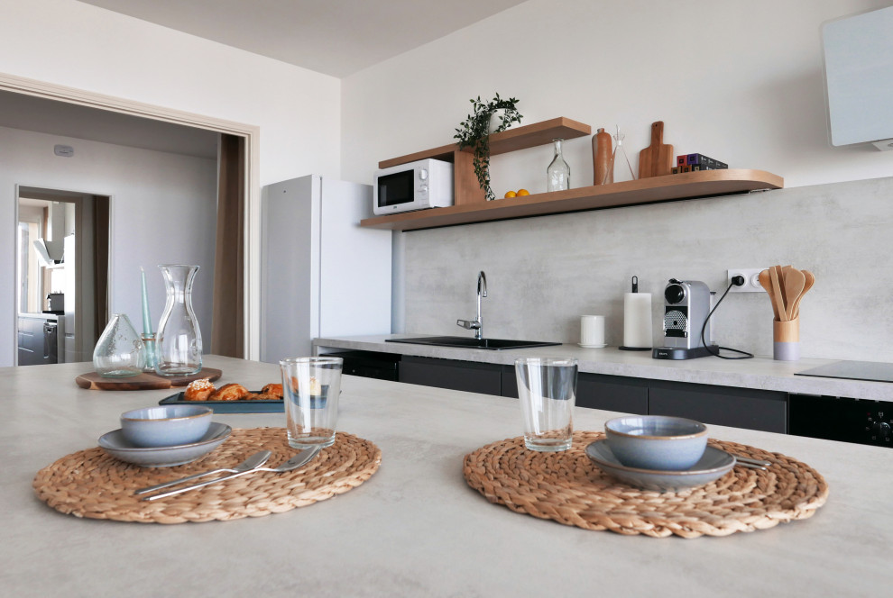 Foto på ett litet funkis kök med matplats, med vita väggar, marmorgolv och flerfärgat golv