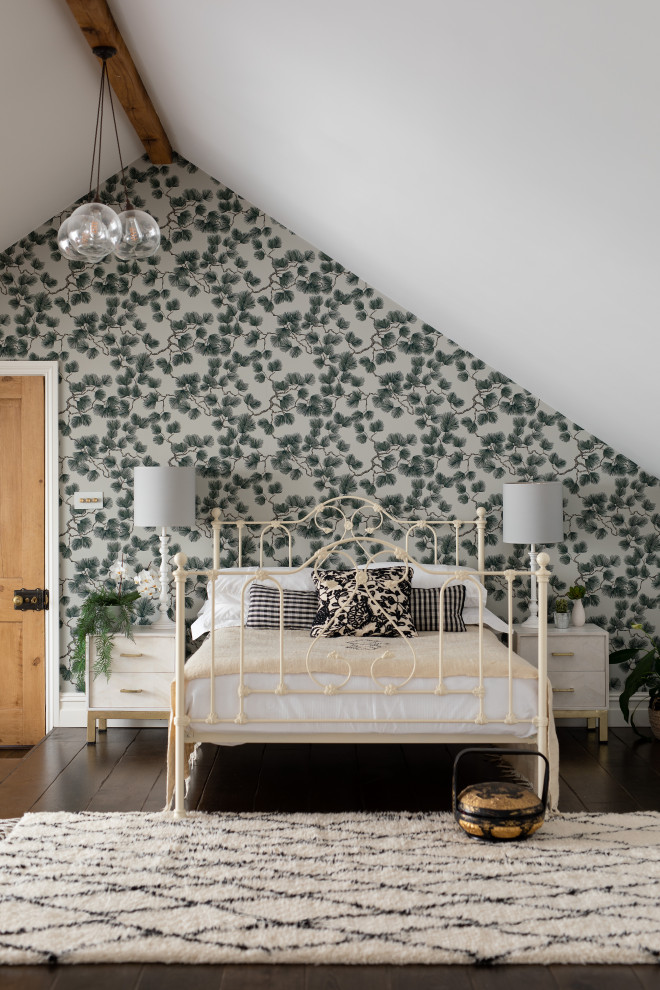 Foto di una grande e In mansarda camera degli ospiti nordica con pareti bianche, pavimento in legno massello medio, pavimento marrone e carta da parati