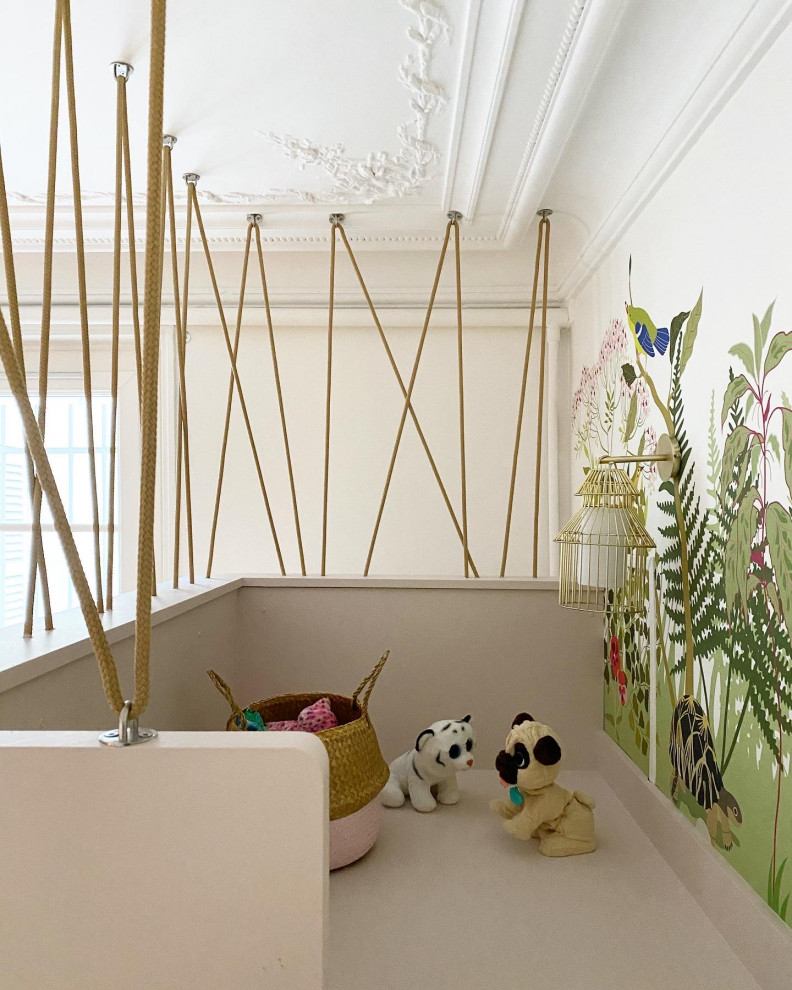 Стильный дизайн: большая нейтральная детская в современном стиле с спальным местом, белыми стенами и обоями на стенах для ребенка от 4 до 10 лет - последний тренд