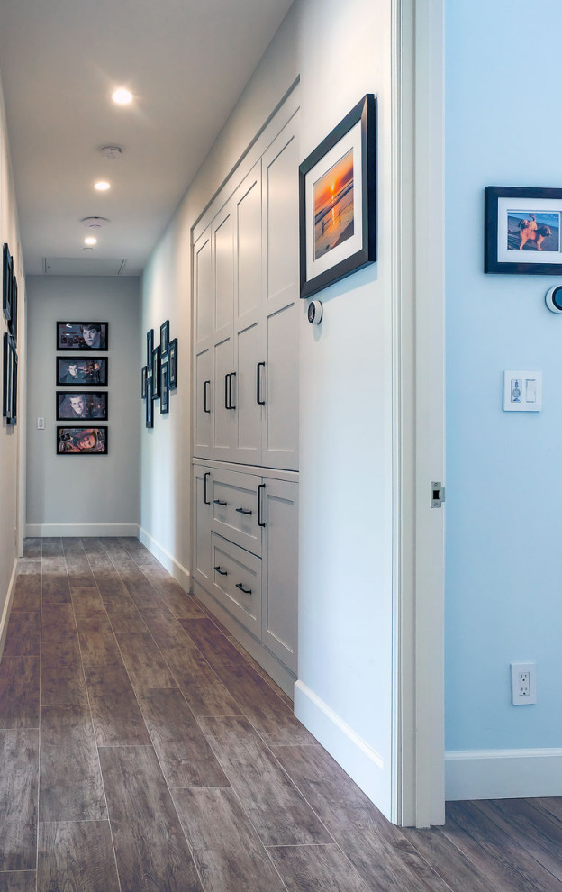 Photo of a mid-sized arts and crafts hallway with grey walls, porcelain floors and grey floor.