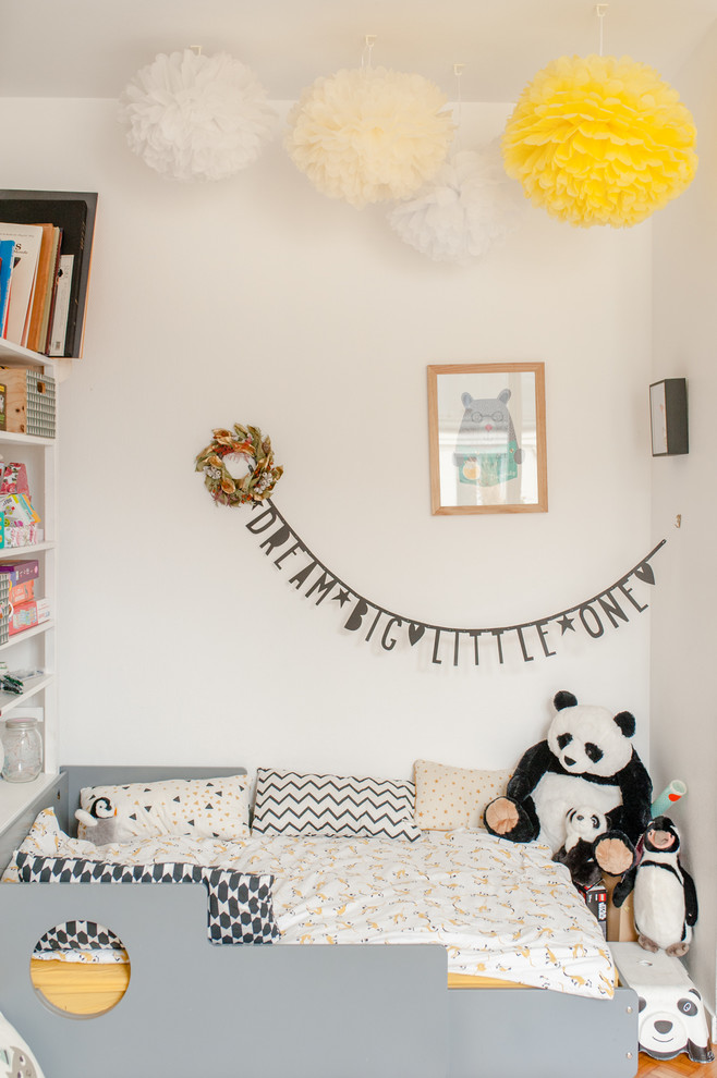 This is an example of an eclectic kids' bedroom in Montpellier with white walls.