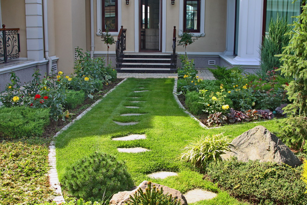 Inspiration for a small traditional courtyard full sun garden for summer in Moscow.