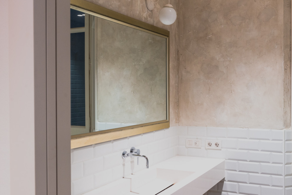 Idéer för att renovera ett stort 60 tals vit vitt en-suite badrum, med ett fristående badkar, en vägghängd toalettstol, vit kakel, tunnelbanekakel, klinkergolv i keramik, ett integrerad handfat, bänkskiva i kalksten, öppna hyllor, vita skåp, en dusch/badkar-kombination, beige väggar, vitt golv och dusch med skjutdörr