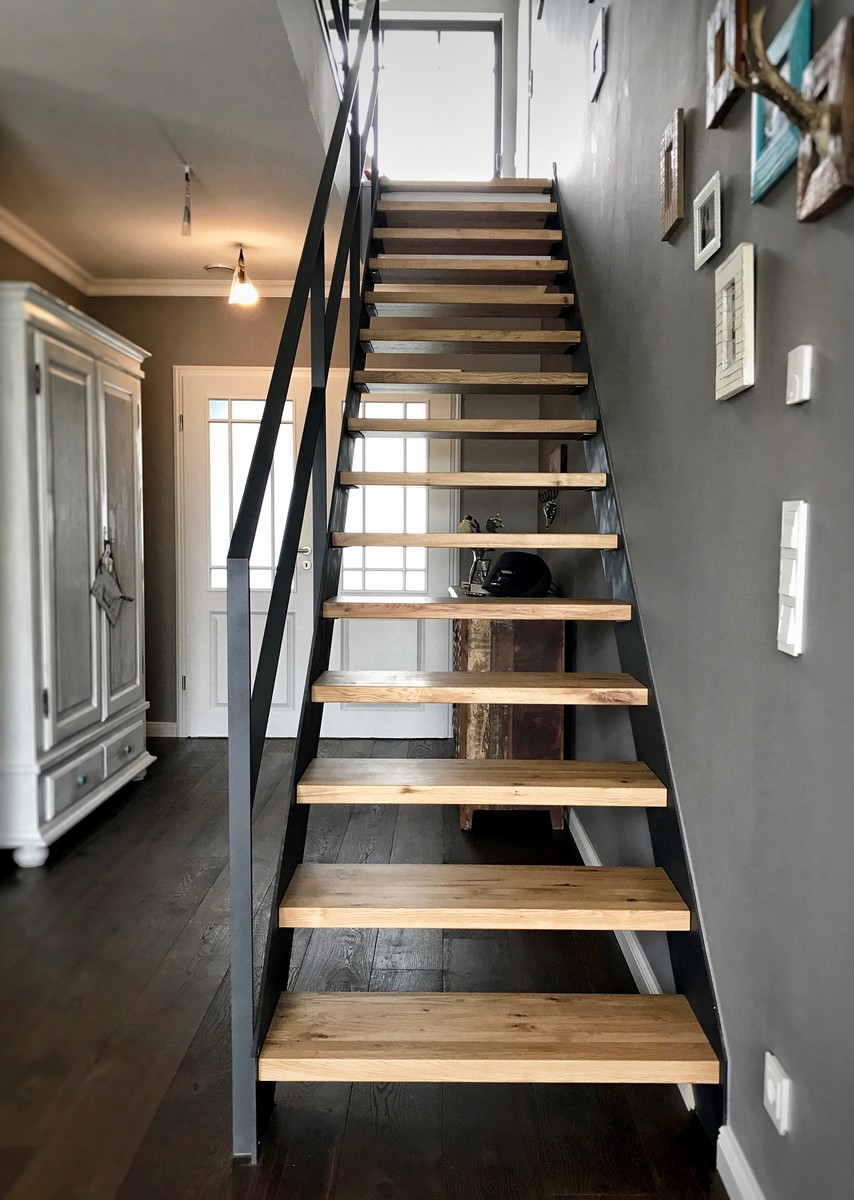 Gerade, Mittelgroße Industrial Holztreppe mit Stahlgeländer und offenen Setzstufen in Sonstige