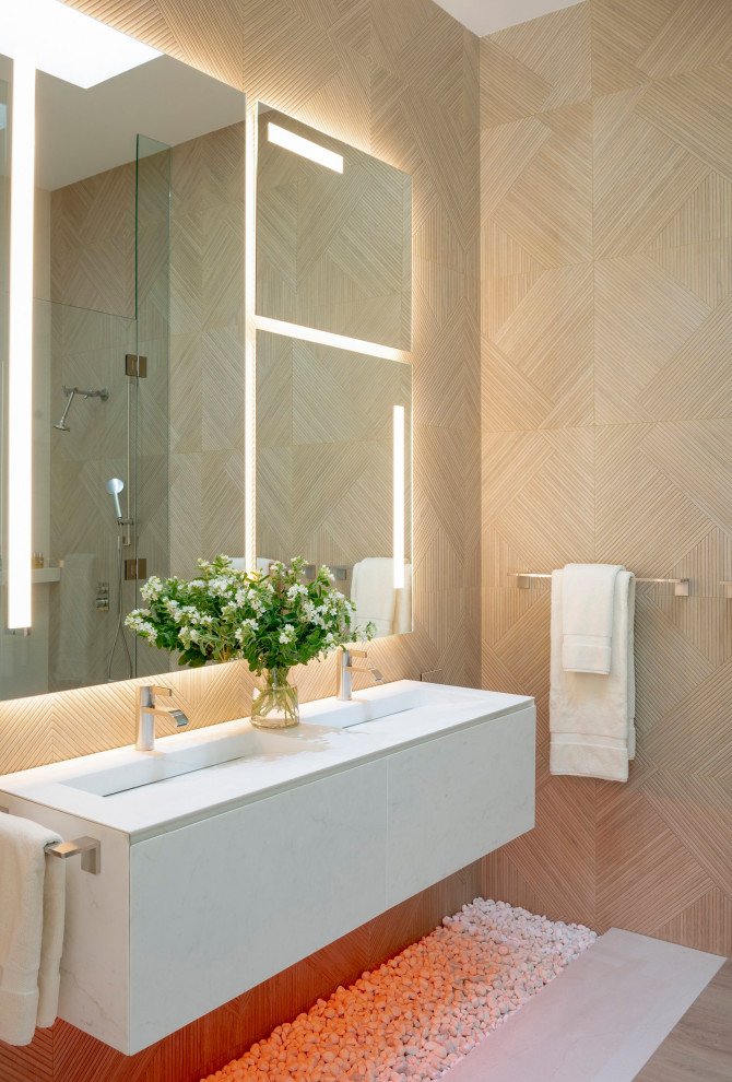 Foto di una stanza da bagno con doccia moderna di medie dimensioni con ante bianche, piastrelle beige, pareti beige, pavimento multicolore, top bianco, due lavabi, mobile bagno sospeso e soffitto ribassato
