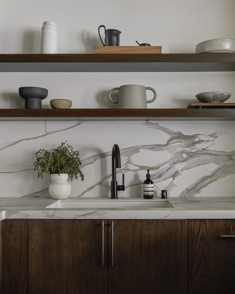 Immagine di una piccola cucina design con ante lisce, ante in legno bruno, top in marmo, paraspruzzi bianco, paraspruzzi in marmo, parquet scuro e top bianco