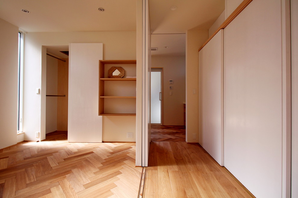 Inspiration for a modern bedroom in Osaka.