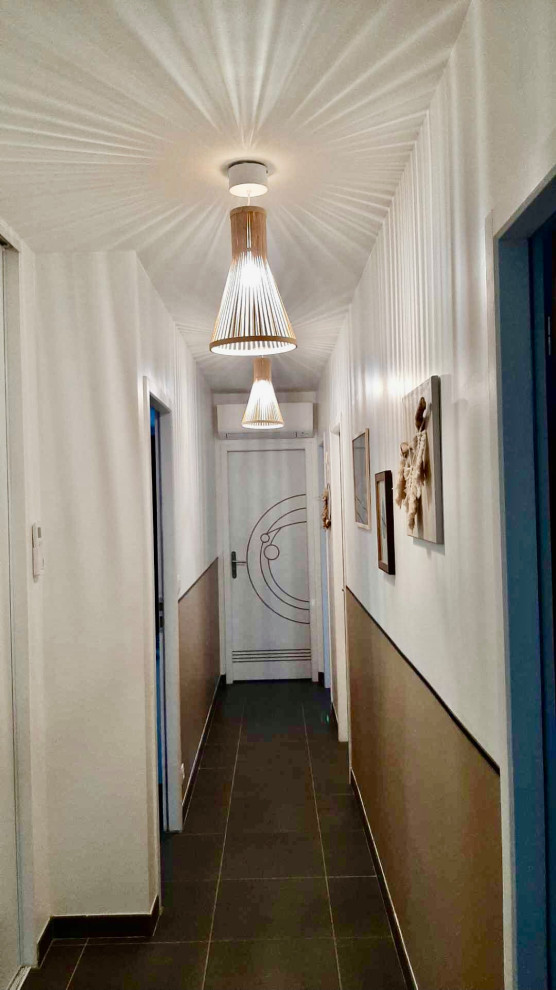 Идея дизайна: маленький коридор в морском стиле с бежевыми стенами, полом из керамической плитки и серым полом для на участке и в саду