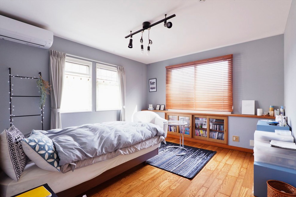 コンテンポラリースタイルのおしゃれな寝室 (グレーの壁、無垢フローリング、茶色い床)