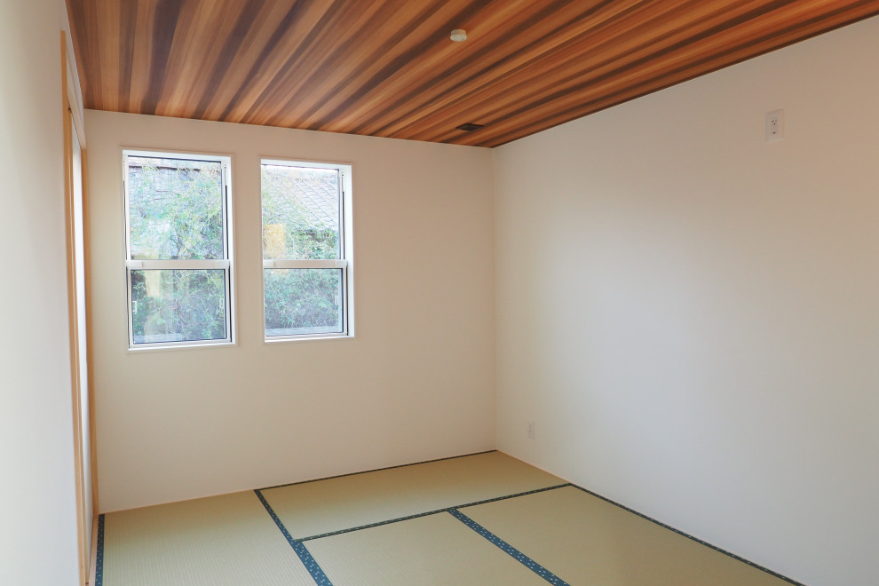 他の地域にある小さなエクレクティックスタイルのおしゃれな寝室 (白い壁、畳、クロスの天井、壁紙) のレイアウト