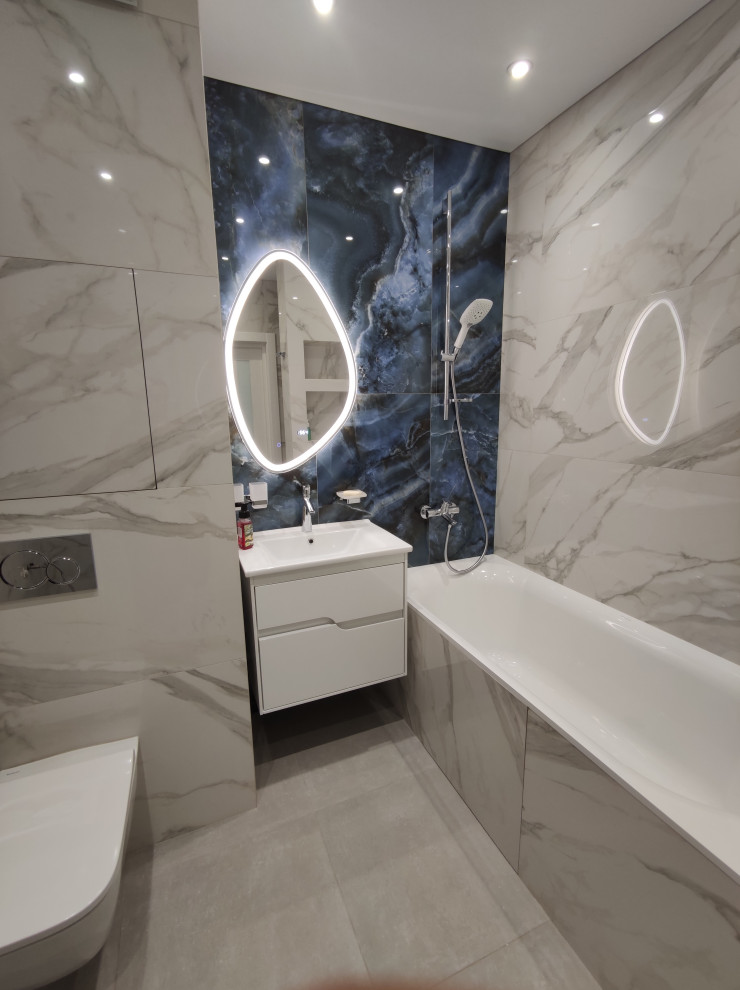 Зеркало с подсветкой на синей плитке под мрамор