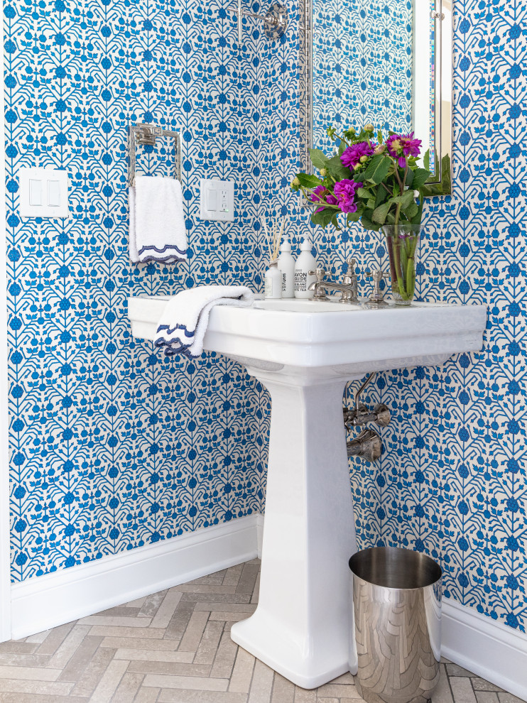 Idéer för ett mellanstort klassiskt badrum med dusch, med vita skåp, blå väggar, klinkergolv i porslin, ett piedestal handfat, beiget golv, en dusch i en alkov, vit kakel, tunnelbanekakel och dusch med gångjärnsdörr