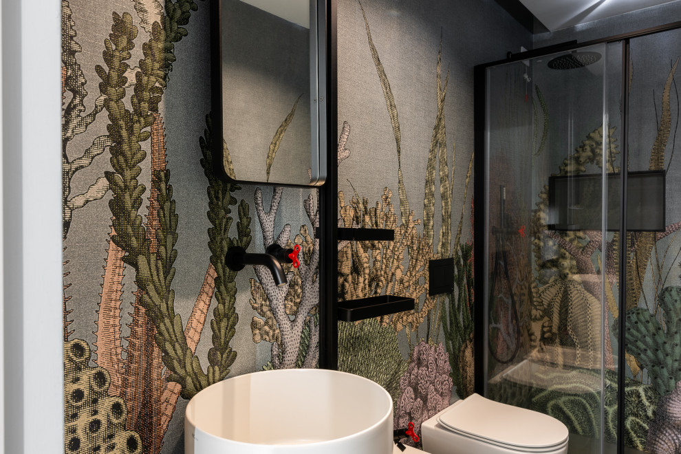 Kleine Moderne Gästetoilette mit Wandtoilette mit Spülkasten, grünen Fliesen, Porzellanfliesen, grüner Wandfarbe, Porzellan-Bodenfliesen, Sockelwaschbecken, grünem Boden, freistehendem Waschtisch, eingelassener Decke und Tapetenwänden in Mailand