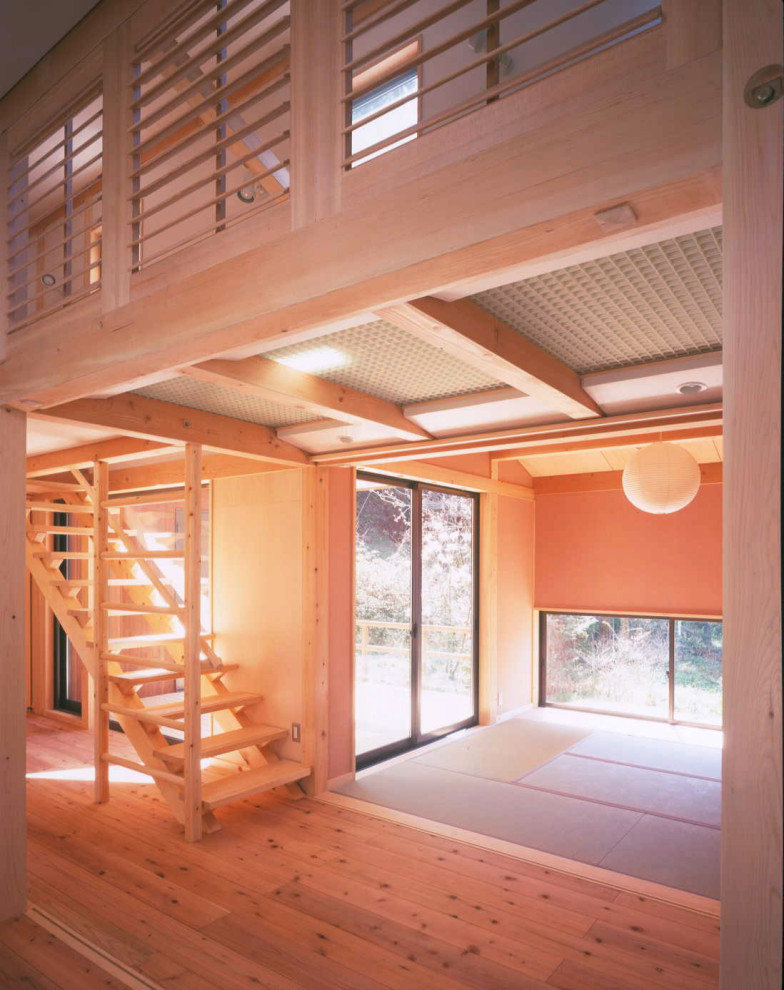 Ejemplo de salón abierto y blanco de tamaño medio sin chimenea con paredes rosas, tatami, suelo marrón, vigas vistas y papel pintado