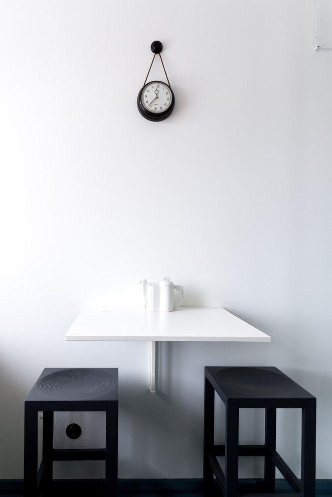 Свежая идея для дизайна: столовая в стиле ретро с деревянным полом и синим полом - отличное фото интерьера