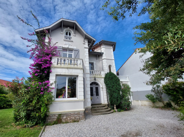 Extension Maison Centenaire nyklassisk-fasad