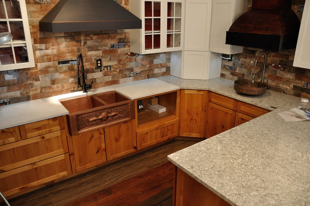 Stilmix Küche in L-Form mit Landhausspüle, Quarzwerkstein-Arbeitsplatte, Küchenrückwand in Braun, Rückwand aus Keramikfliesen und Kücheninsel in Atlanta
