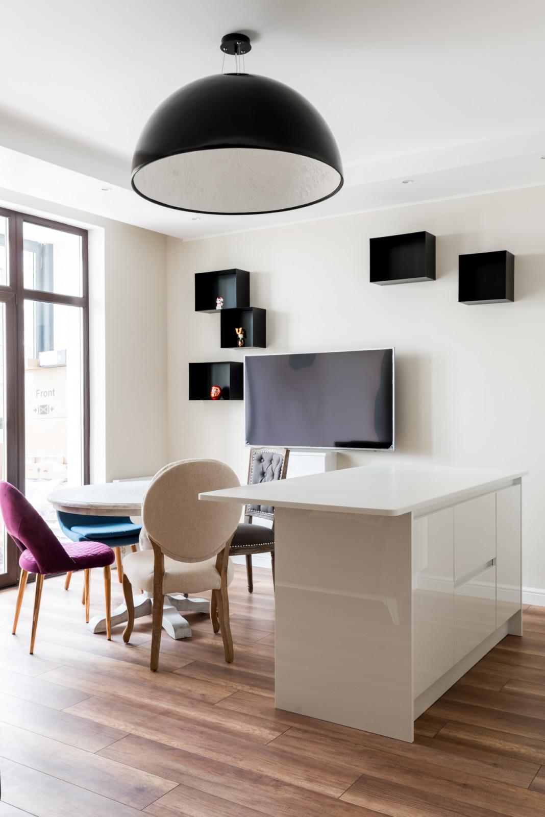 Белая кухня, черные кубы. Модель Vector. Дизайнер Игорь Степанов