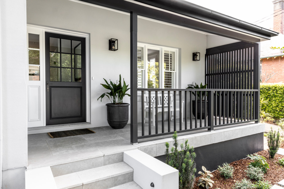 Inspiration for a mid-sized traditional balcony in Sydney.