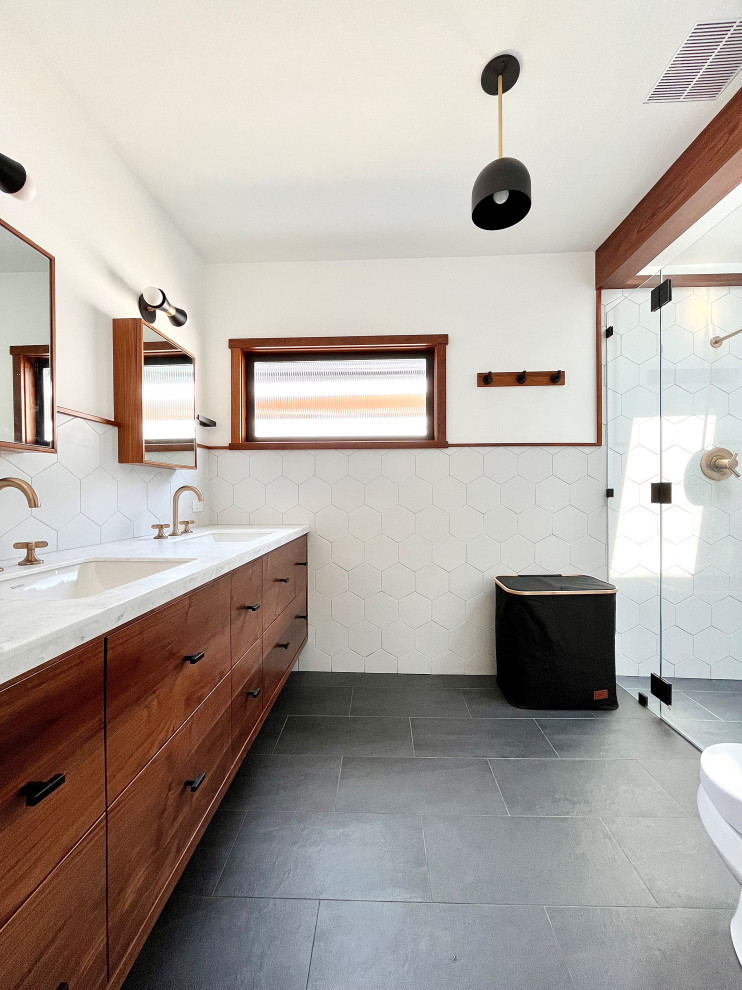 Exemple d'une salle de bain tendance avec un placard à porte plane, des portes de placard rouges, un carrelage blanc, des carreaux de porcelaine, un plan de toilette en quartz modifié, un sol noir, un plan de toilette blanc, meuble double vasque et meuble-lavabo suspendu.