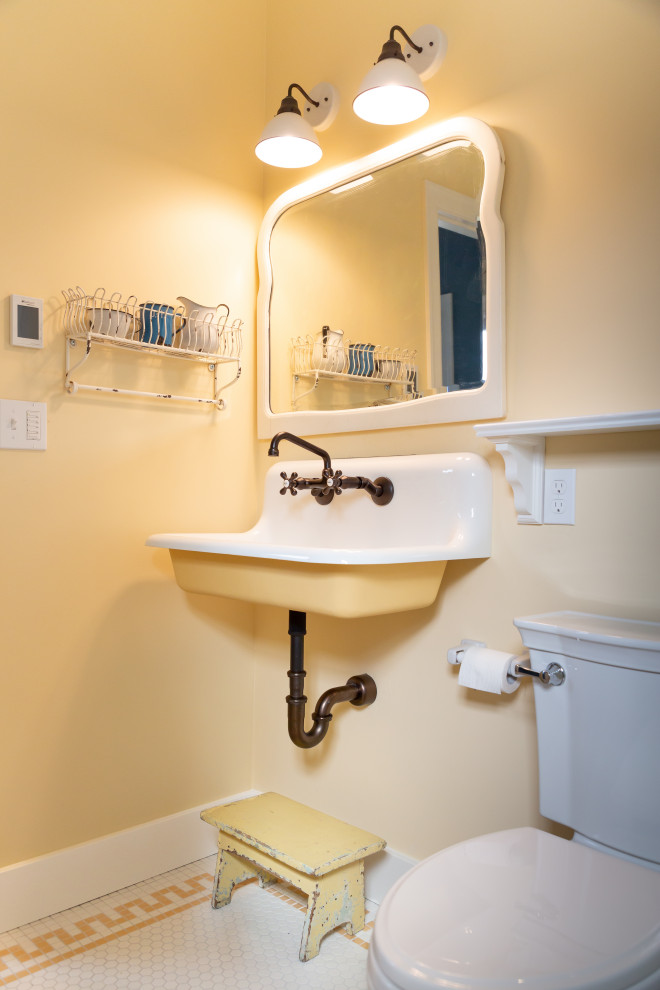 Example of a transitional home design design in Seattle