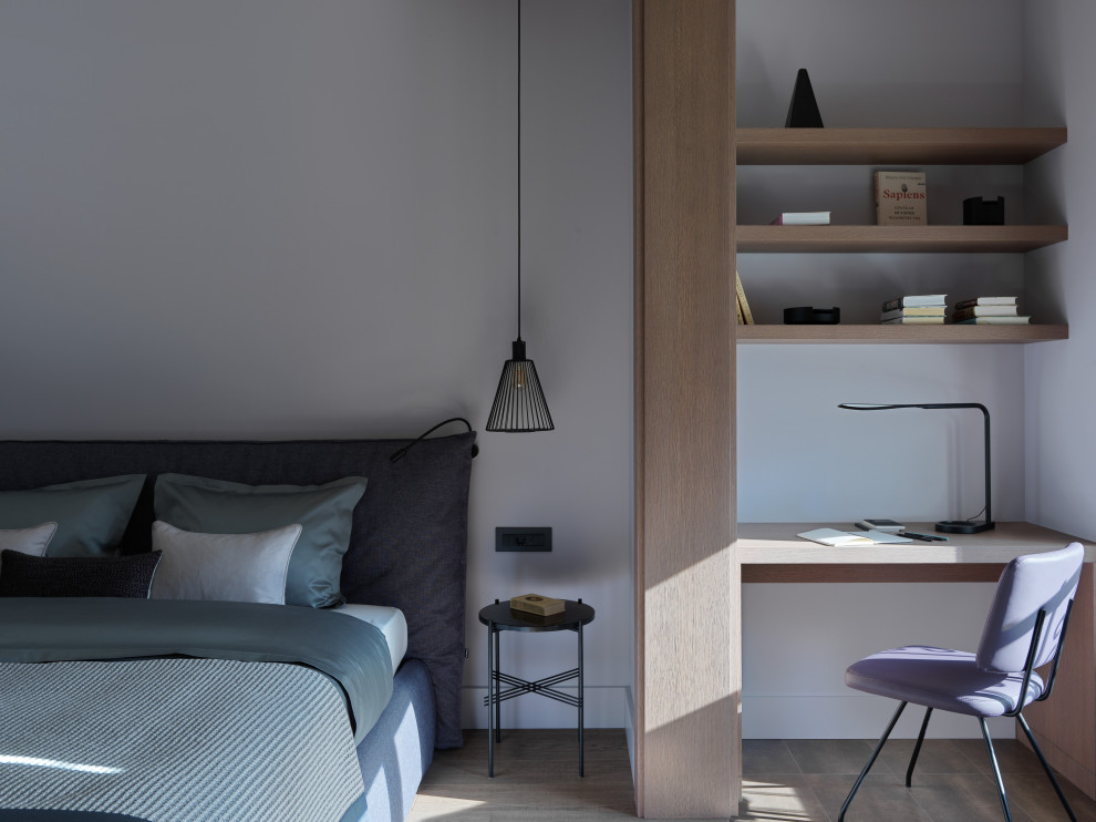 Стильный дизайн: хозяйская спальня среднего размера в современном стиле с серыми стенами, темным паркетным полом и коричневым полом - последний тренд