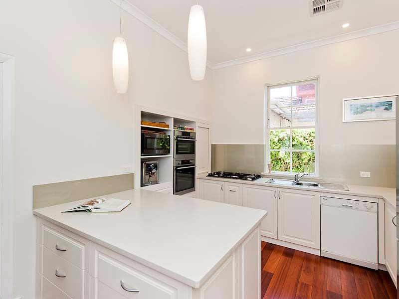 Inspiration for a transitional one-storey kitchen in Perth.