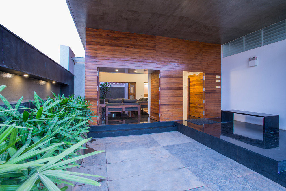 This is an example of a contemporary entryway in Bengaluru.