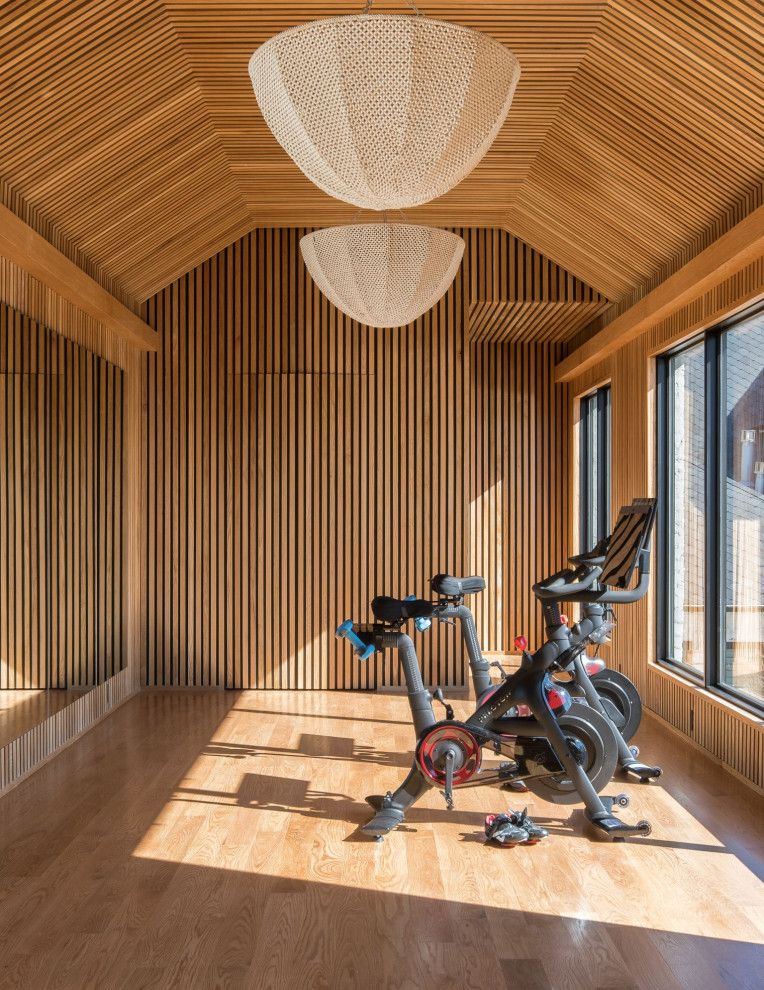 Esempio di uno studio yoga minimal di medie dimensioni con pareti marroni, pavimento in legno massello medio, pavimento marrone e soffitto in legno