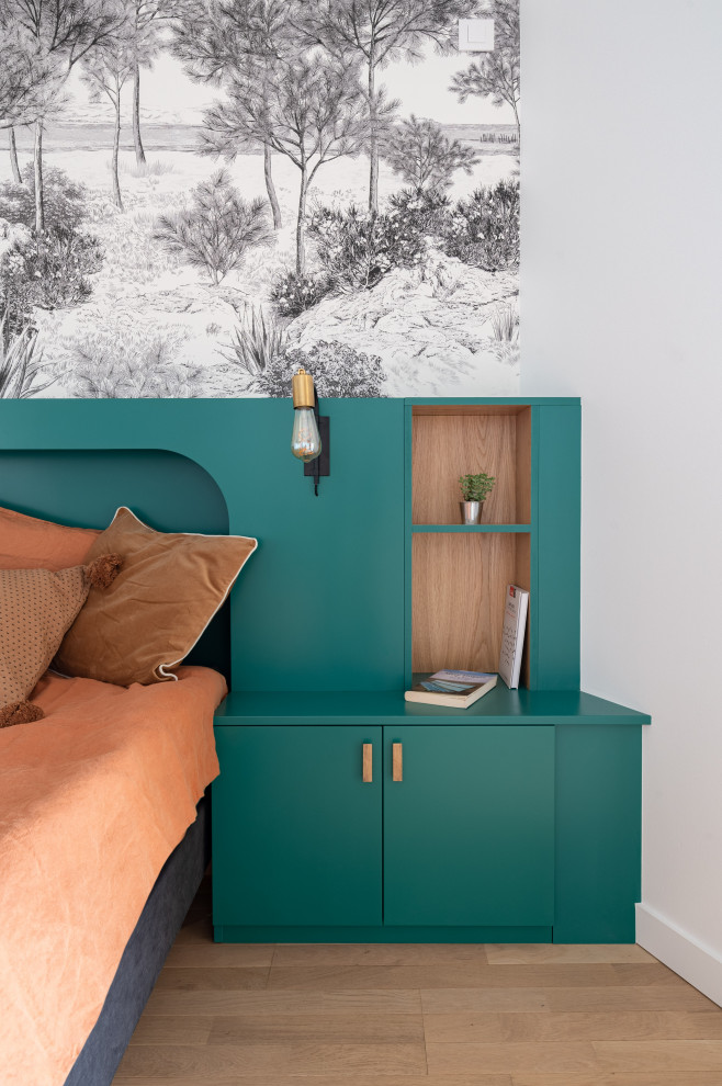 Exemple d'une petite chambre parentale scandinave avec un mur vert, parquet clair et du papier peint.