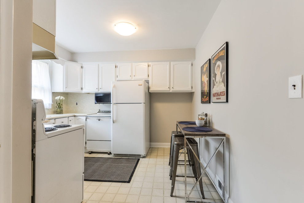 Transitional kitchen photo in Toronto