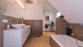 Modernes Badezimmer mit Badewanne und bodentiefer Dusche ...
