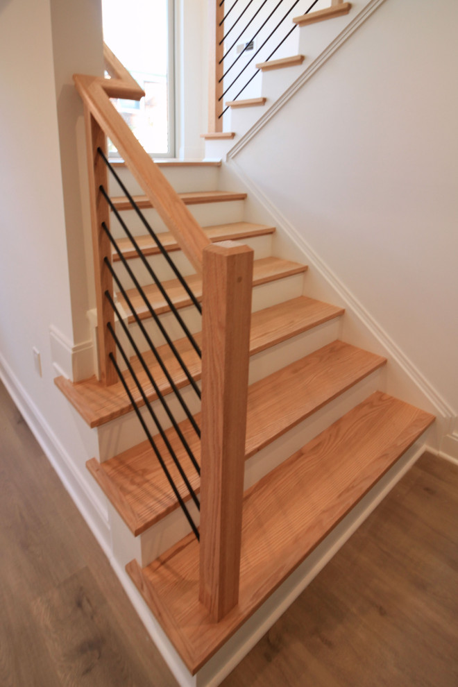 Idées déco pour un escalier peint flottant contemporain de taille moyenne avec des marches en bois, un garde-corps en matériaux mixtes et du lambris de bois.