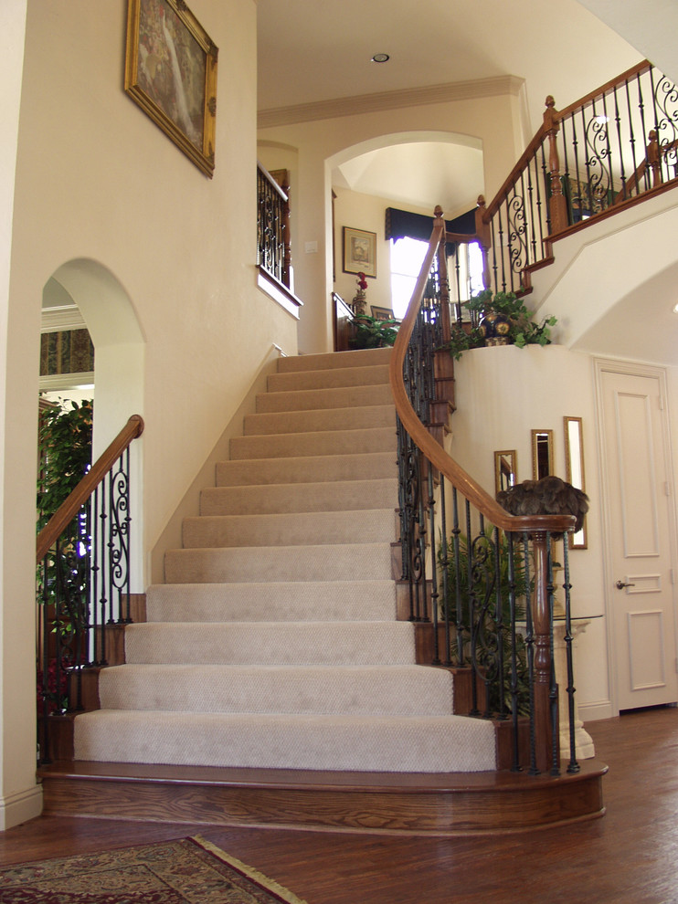 Photo of a traditional staircase in Atlanta.
