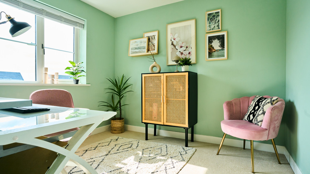 Imagen de despacho mediterráneo pequeño sin chimenea con paredes verdes, moqueta, escritorio independiente y suelo beige