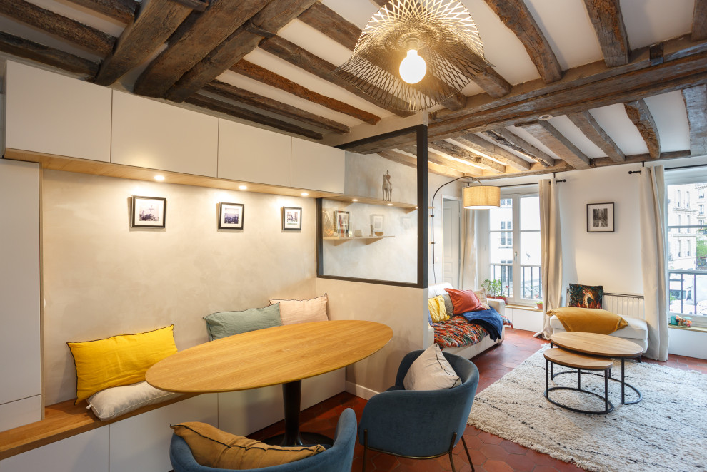 Idee per un soggiorno minimal di medie dimensioni con pareti beige, pavimento in terracotta e pavimento arancione