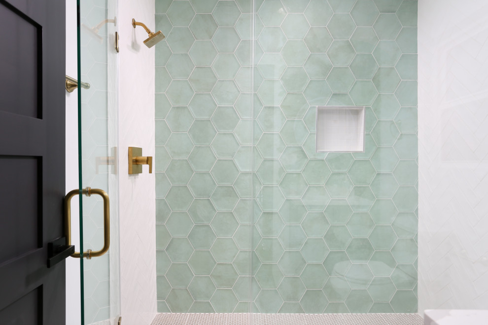 Стильный дизайн: маленькая детская ванная комната в стиле фьюжн с фасадами в стиле шейкер, серыми фасадами, открытым душем, унитазом-моноблоком, зеленой плиткой, керамической плиткой, белыми стенами, полом из мозаичной плитки, столешницей из искусственного кварца, розовым полом, душем с распашными дверями, серой столешницей, нишей, тумбой под одну раковину и подвесной тумбой для на участке и в саду - последний тренд