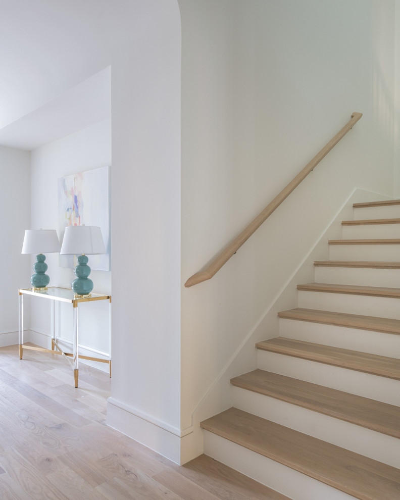 Стильный дизайн: п-образная деревянная лестница в морском стиле с деревянными ступенями и деревянными перилами - последний тренд