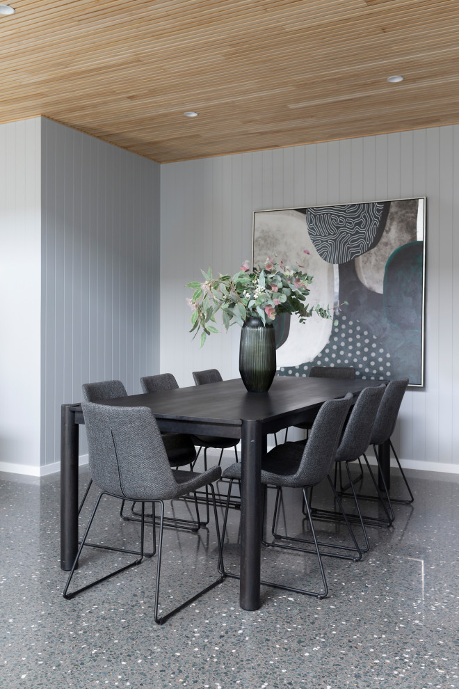 На фото: столовая в стиле модернизм с бетонным полом, серым полом и потолком из вагонки