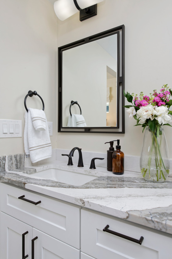 Inspiration för mellanstora moderna en-suite badrum, med skåp i shakerstil, vita skåp, ett platsbyggt badkar, en öppen dusch, ett undermonterad handfat, granitbänkskiva och med dusch som är öppen